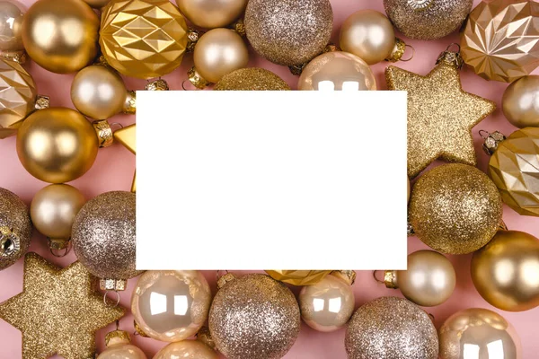 핑크 색 바탕에 금과은으로 장식 된 크리스마스 공들. — 스톡 사진