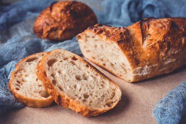 Kraft kağıdında taze kesilmiş ekmek..