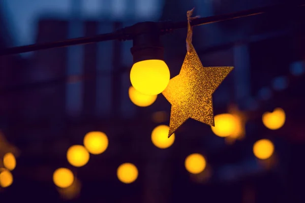 Garland met lichtjes en sterren in een straat Bar. — Stockfoto