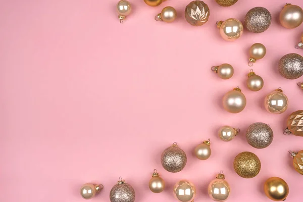 Fundo rosa festivo com bolas de Natal de ouro e prata. — Fotografia de Stock