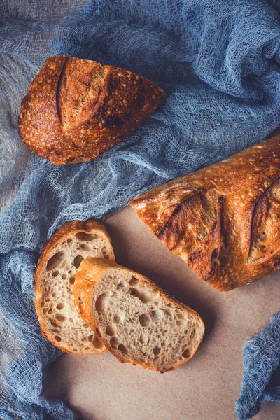 크 래프 종이 위에 신선하게 썰어 놓은 빵. — 스톡 사진