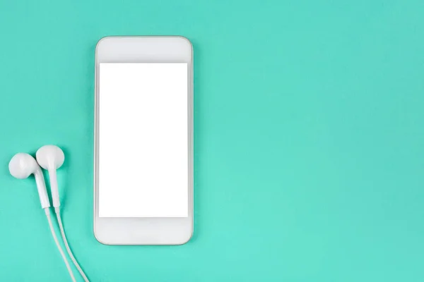 Yepyeni arkaplanda beyaz akıllı telefon.