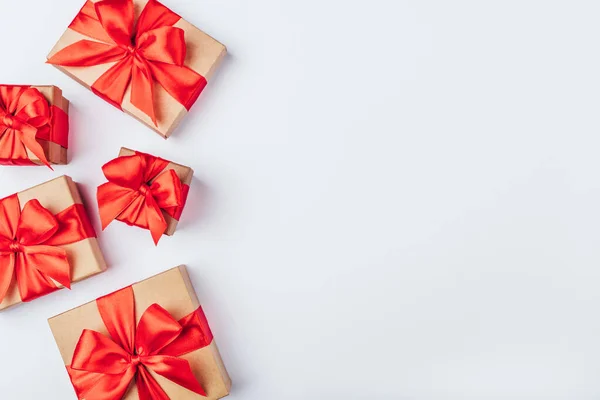 Cornice di scatole regalo in cartone con fiocchi rossi . — Foto Stock