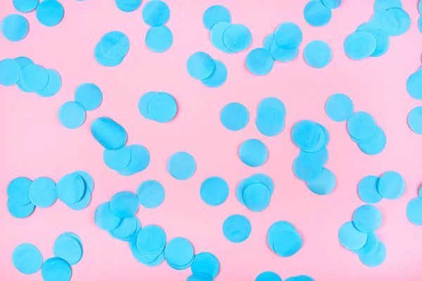 분홍색 배경에 있는 파란색 콘 페티. — 스톡 사진