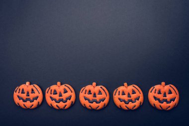 Cadılar bayramı kabakları ile koyu arkaplan.