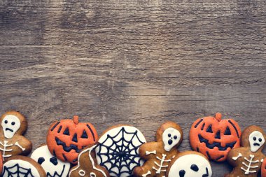 Ahşap arka planda Cadılar Bayramı zencefilli kurabiyeleri.