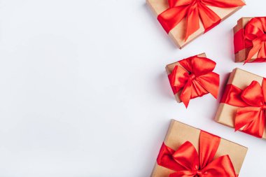 Kırmızı fiyonklu karton hediye kutularının çerçevesi.
