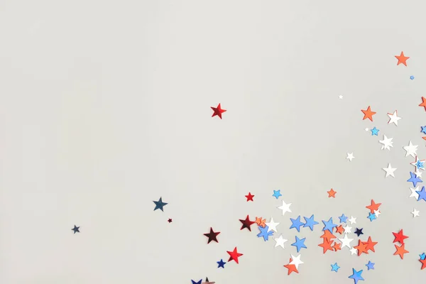 Festlicher Hintergrund mit Konfetti in der Farbe der amerikanischen Flagge. — Stockfoto