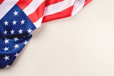 Gri arka planda Amerikan bayrağı.
