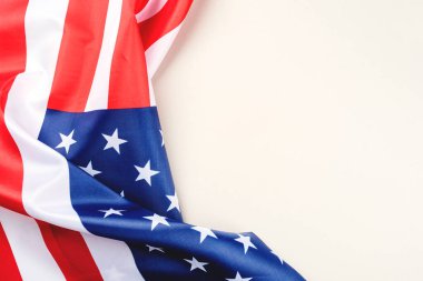 Gri arka planda Amerikan bayrağı.