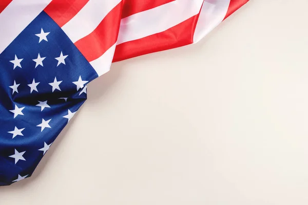 Gri arka planda Amerikan bayrağı.