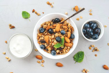 Yoğurt ve yaban mersinli fırında granola..