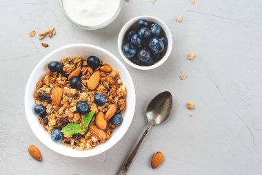 Yoğurt ve yaban mersinli fırında granola..