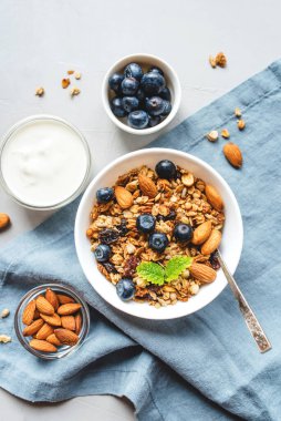 Yoğurt ve yaban mersinli fırında granola..