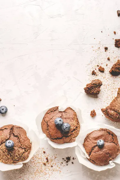 Muffins de chocolate fresco caseiro com bagas e pedaços de chocolate. — Fotografia de Stock