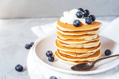 Bir yığın taze yaban mersinli krep..
