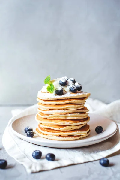 Tumpukan pancake dengan blueberry segar. — Stok Foto
