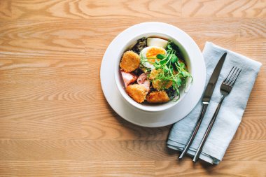 Falafel soslu taze vejetaryen salatası..