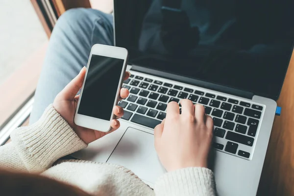 Jeune femme travaillant dans un bureau à domicile. — Photo