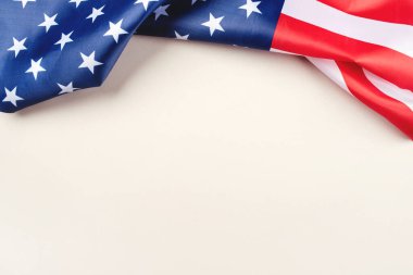 Gri arka planda Amerikan bayrağı.