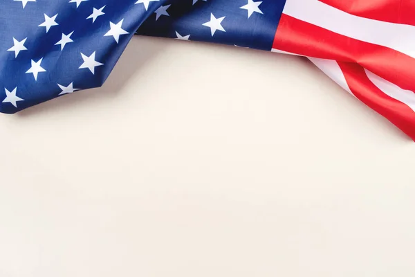Gri arka planda Amerikan bayrağı.