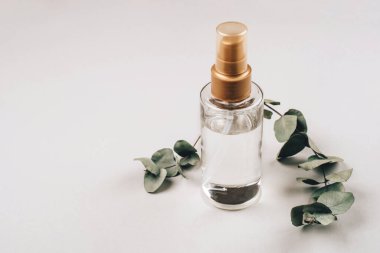 Cilt bakımı için kozmetik ürünü olan bir şişe..