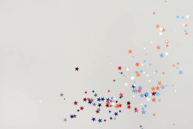 Amerikan bayrağı renginde konfetili şenlikli bir arka plan..