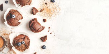 Böğürtlenli ve çikolatalı ev yapımı taze çikolatalı kekler..