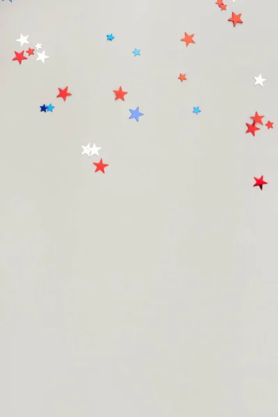 Feestelijke achtergrond met confetti in de kleur van de Amerikaanse vlag. — Stockfoto