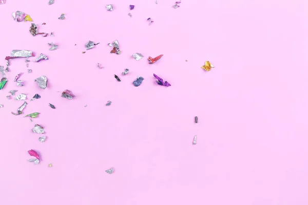 Confeti multicolor sobre fondo rosa . —  Fotos de Stock