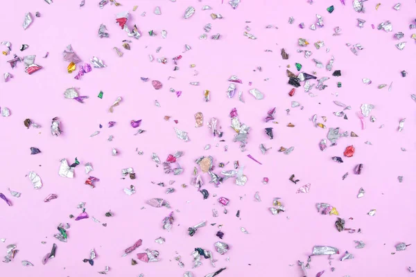 Різнокольорові конфетті на рожевому фоні . — стокове фото
