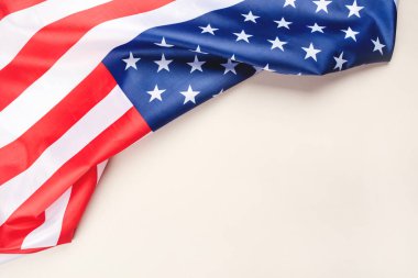Gri arka planda Amerikan bayrağı.