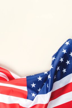 Gri arka planda Amerikan bayrağı.
