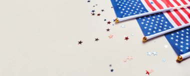 ABD bayrakları ve konfetileriyle şenlik arka planı.