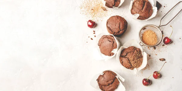 Muffins de chocolate fresco caseiro com bagas e pedaços de chocolate. — Fotografia de Stock