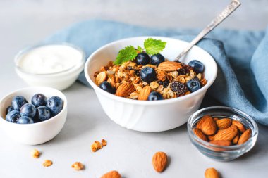 Yoğurt ve yaban mersinli fırında granola..