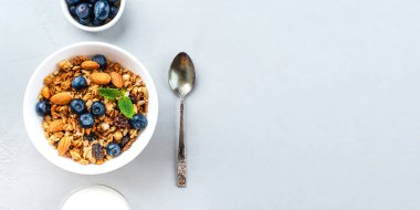 Yoğurt ve yaban mersinli fırında granola..