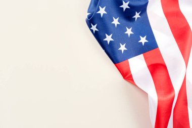 Pastel arka planda Amerikan bayrağı.