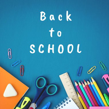 Mavi arka planda okul malzemeleri