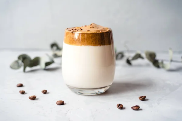 Hausgemachter Dalgona-Kaffee. Ein Trendgetränk aus Korea. — Stockfoto