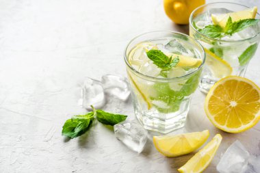 Soğuk ferahlatıcı limonata ya da mojito..