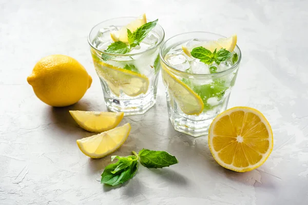 Soğuk ferahlatıcı limonata ya da mojito.. — Stok fotoğraf