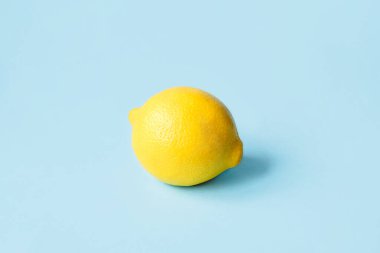 Mavi arka planda olgun bir limon.