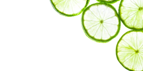 Beyaz arkaplanda yeşil limon dilimleri. — Stok fotoğraf
