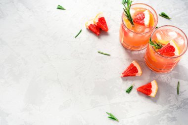 Buzlu ve biberiyeli greyfurt kokteyli..