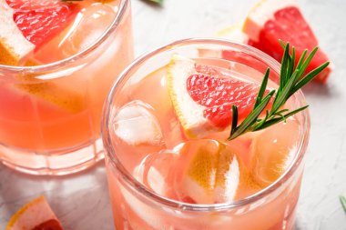 Buzlu ve biberiyeli greyfurt kokteyli..