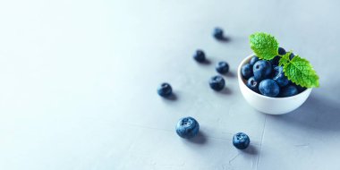 Beyaz kasede taze yaban mersini..