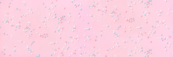 Růžový prapor s modrými, bílými a růžovými hvězdami. — Stock fotografie