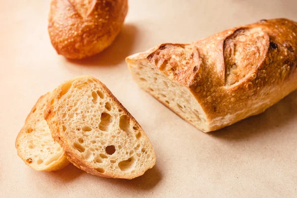 Pane fresco a fette su carta kraft. — Foto Stock