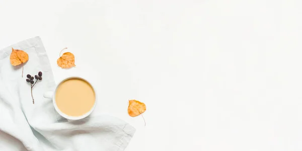 Eine Tasse heißen Kaffee oder Tee auf weißem Hintergrund. — Stockfoto